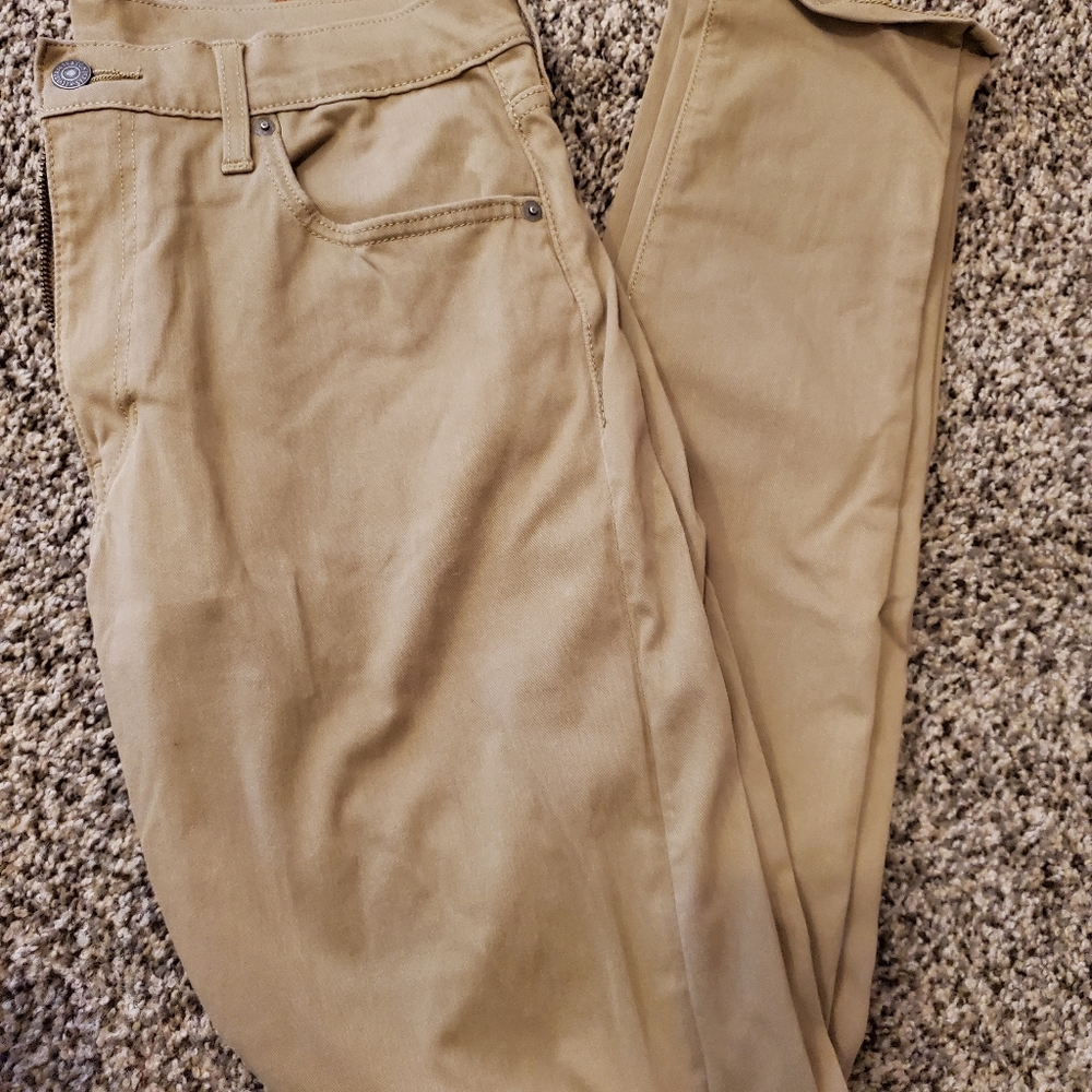 Mens 33x34 Levi khaki pants excellent condition